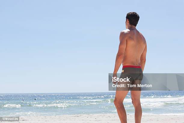 背面のビーチでマンスタンディングマッチ - 1人のストックフォトや画像を多数ご用意 - 1人, 30代, 30代の男性