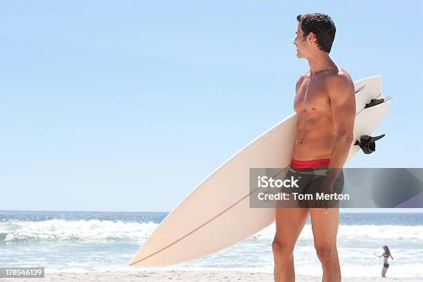 Człowiek Z Deska Na Plaży - zdjęcia stockowe i więcej obrazów 30-39 lat - 30-39 lat, 35-39 lat, Deska surfingowa