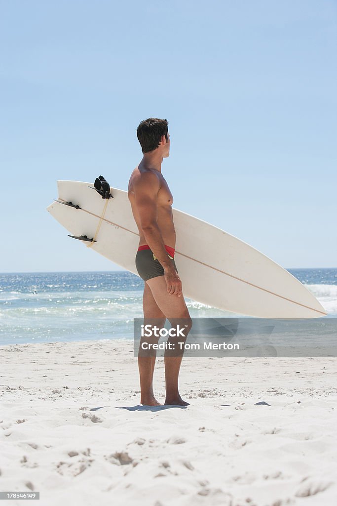 Mann mit Surfbrett am Strand - Lizenzfrei 35-39 Jahre Stock-Foto