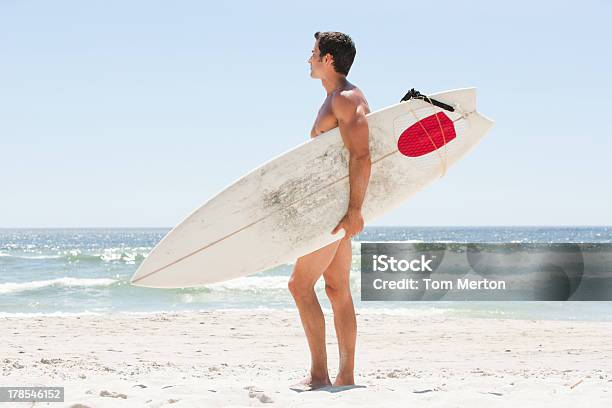 Hombre Con Tabla De Surf En La Playa Foto de stock y más banco de imágenes de 30-39 años - 30-39 años, 35-39 años, Adulto