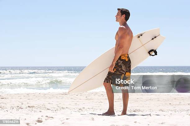 Hombre Con Tabla De Surf En La Playa Foto de stock y más banco de imágenes de 30-39 años - 30-39 años, 35-39 años, Adulto