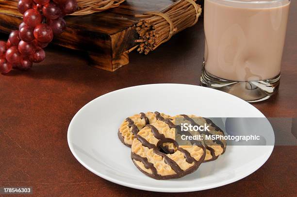 Photo libre de droit de Cookies Et Lait banque d'images et plus d'images libres de droit de Biscuit - Biscuit, Filet de caramel, À rayures