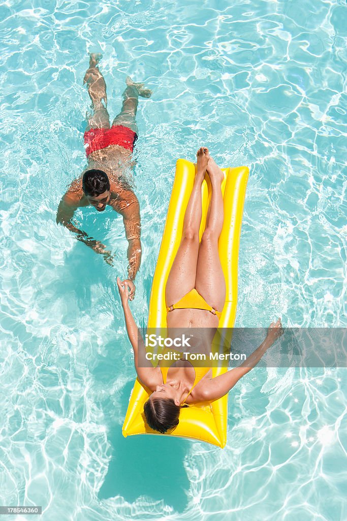 Hombre y mujer en la piscina - Foto de stock de 20-24 años libre de derechos