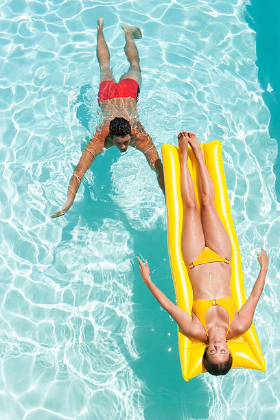 uomo e donna in piscina - ewan foto e immagini stock