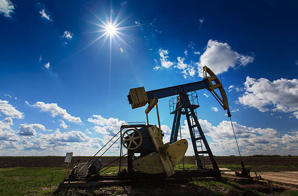 istock Operating oil and gas well profiled on cloudy sky 178546367