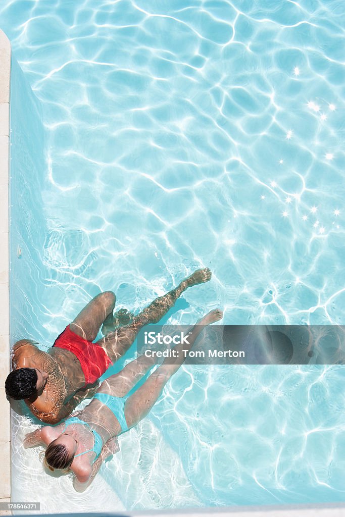 Homme et femme dans la piscine - Photo de 20-24 ans libre de droits