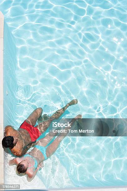 Foto de Homem E Mulher Na Piscina e mais fotos de stock de 20-24 Anos - 20-24 Anos, Adulto, Beleza natural - Natureza