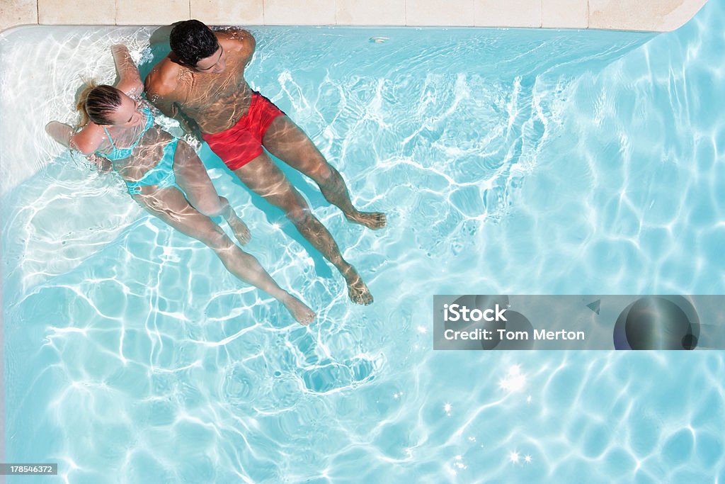 Uomo e donna in piscina - Foto stock royalty-free di 20-24 anni