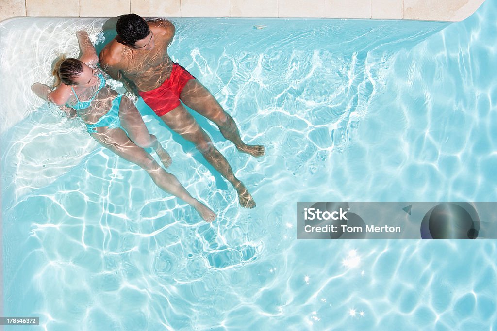 Homem e mulher na piscina - Foto de stock de 20-24 Anos royalty-free