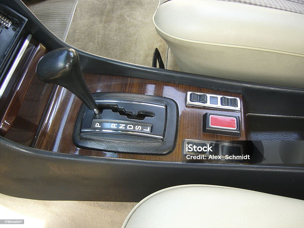 transmission automatique Poignée sur le socle en bois - Photo de Moquette libre de droits
