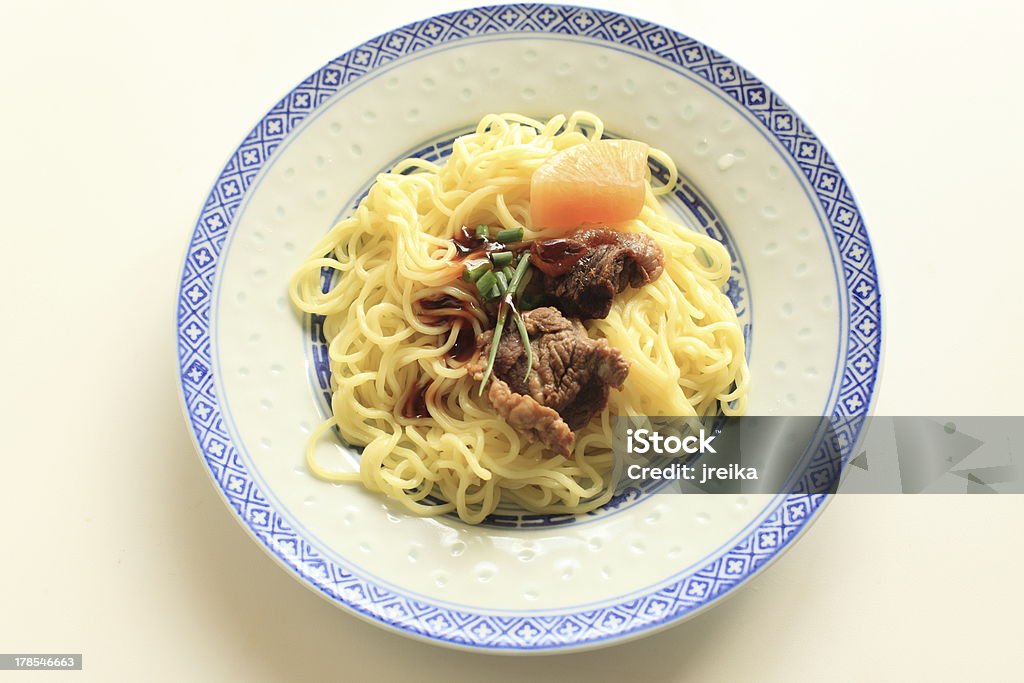 Chinesisches Essen, Geköchelt Rindfleisch Wadenbeinmuskels auf der lo mein mit Gemüse - Lizenzfrei Ansicht aus erhöhter Perspektive Stock-Foto