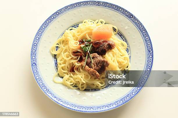 Chinesisches Essen Geköchelt Rindfleisch Wadenbeinmuskels Auf Der Lo Mein Mit Gemüse Stockfoto und mehr Bilder von Ansicht aus erhöhter Perspektive