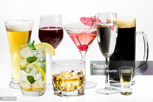 Różnych Rodzajów Alkoholu Na Białym Tle - zdjęcia stockowe i więcej obrazów Piwo - Piwo, Wino, Koktajl alkoholowy