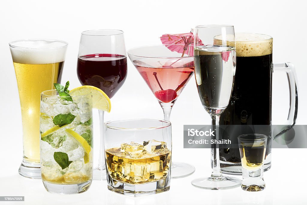 Diferentes tipos de álcool em um fundo branco - Foto de stock de Cerveja royalty-free