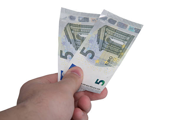 Mão segurando o novo cinco notas de euro - fotografia de stock