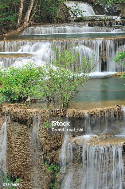 Foto de Linda Cachoeira Da Floresta Na Tailândia e mais fotos de stock de Ajardinado - Ajardinado, Alto contraste, Bebida gelada