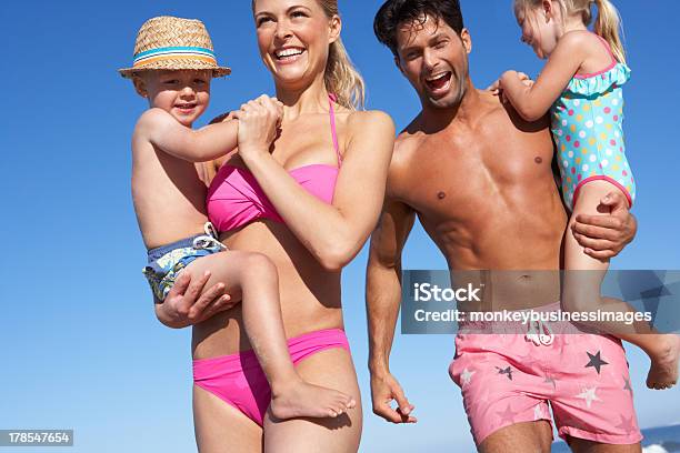 Familie Die Spaß Am Strand Stockfoto und mehr Bilder von 2-3 Jahre - 2-3 Jahre, 4-5 Jahre, Badeanzug