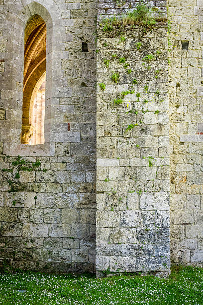 medievale muro di pietra bianca con una finestra - italy old ruin abbey basilica foto e immagini stock