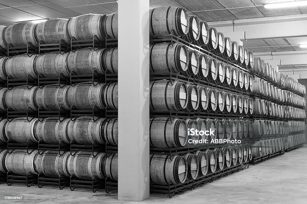 Barriles de vino en bodega de antigüedad - Foto de stock de Agricultura libre de derechos