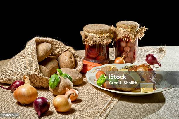 Foto de Jaqueta Rural Refeição Com Batatas Assadas Legumes E Carne e mais fotos de stock de Alimentação Saudável