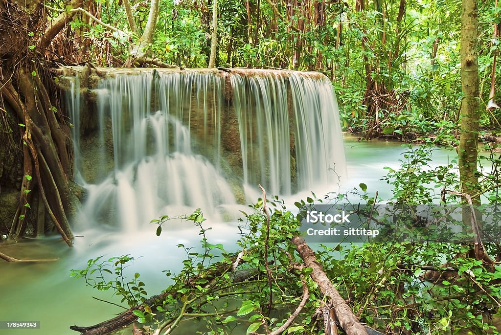 Blu cascata di flusso Kanjanaburi Tailandia - Foto stock royalty-free di Albero