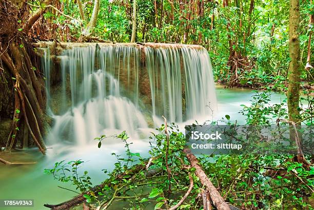 Blu Cascata Di Flusso Kanjanaburi Tailandia - Fotografie stock e altre immagini di Albero - Albero, Ambientazione esterna, Bagnato