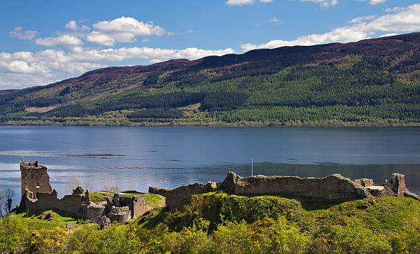 rovine del castello di urquhart affacciato sul lago di loch ness - scotland castle loch ness urquhart castle foto e immagini stock