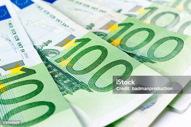 Cien Euros Foto de stock y más banco de imágenes de Billete de Banco de la Comunidad Europea - Billete de Banco de la Comunidad Europea, Billete de banco, Billete de banco de cien euros