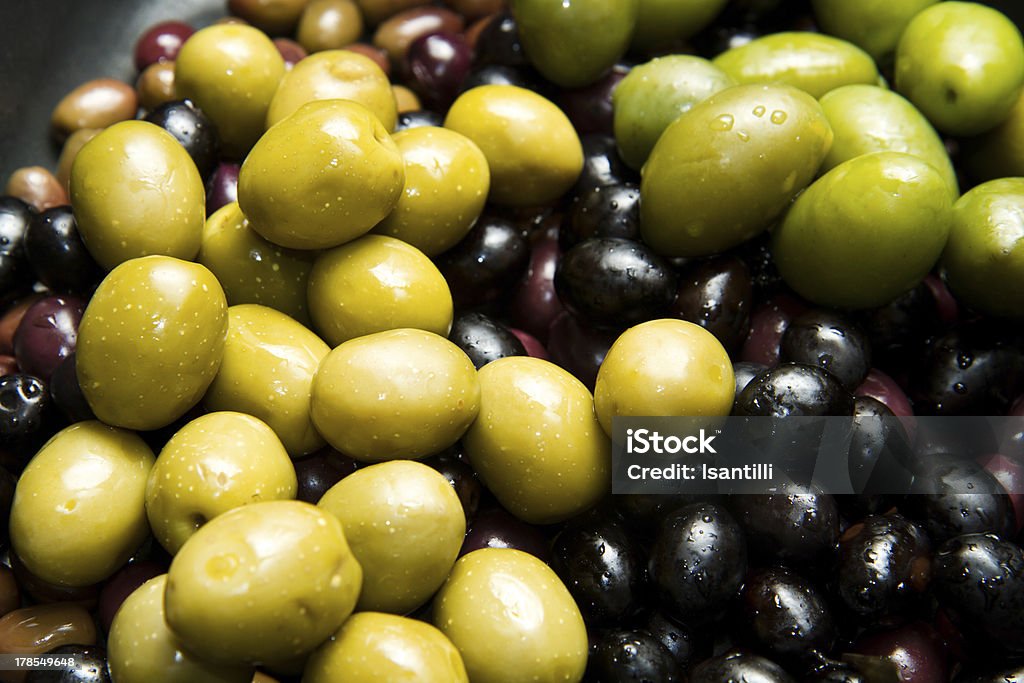 Verde y de aceitunas negro - Foto de stock de Abundancia libre de derechos