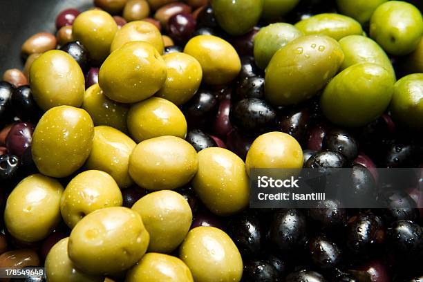 Verde Y De Aceitunas Negro Foto de stock y más banco de imágenes de Abundancia - Abundancia, Aceite de oliva, Aceite para cocinar