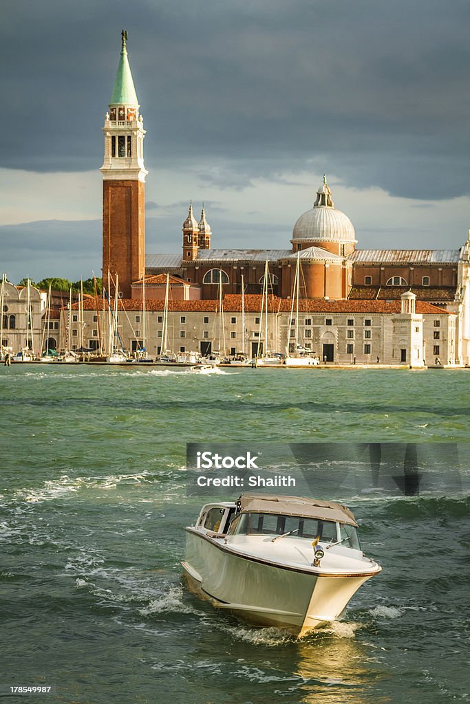 Embarcación a motor y iglesia de San Giorgio Maggiore en Venecia - Foto de stock de Agua libre de derechos