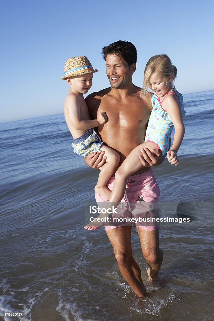 Vater und Kinder haben Spaß am Strand - Lizenzfrei 2-3 Jahre Stock-Foto