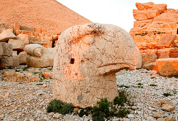 скульптуры из commagene королевства, nemrut горы - turkish culture nemrud dagh adiyaman antiquities стоковые фото и изображения