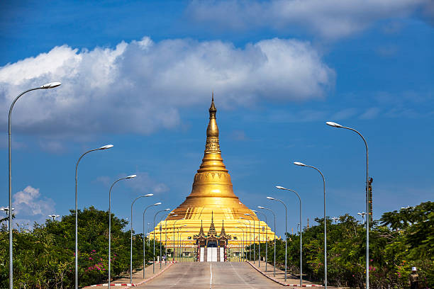 pagode uppatasanti, naypyidaw, capital cidade de mianmar. - burmese culture myanmar pagoda dusk imagens e fotografias de stock