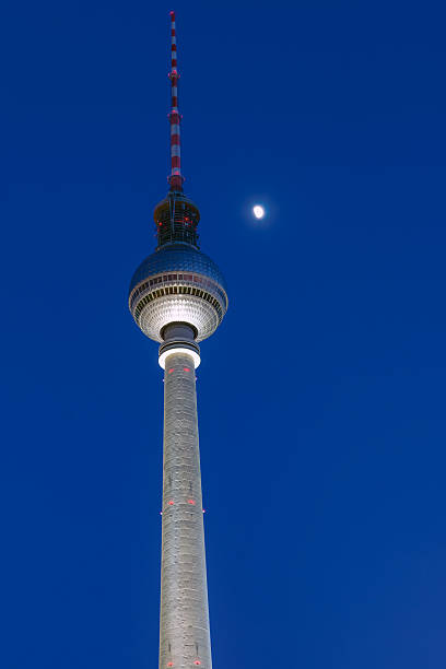 la tour de télévision de berlin, de nuit - sendemast photos et images de collection
