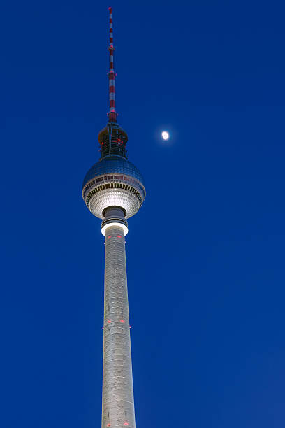 The television tower in Berlin at night The Berlin landmark television tower at Alexanderplatz at night sendemast stock pictures, royalty-free photos & images