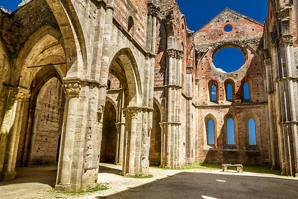 rovine di un'antica chiesa in toscana - italy old ruin abbey basilica foto e immagini stock