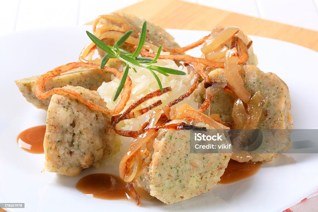 Alemán dumplings con sauerkraut y pan de cebolla - Foto de stock de Alimento libre de derechos