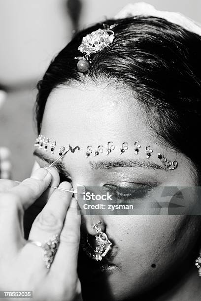 Red Bindi - Fotografias de stock e mais imagens de Bindi - Bindi, Cultura Indiana, Noiva