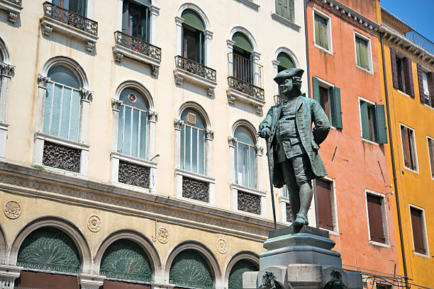 denkmal von carlo goldoni in venedig, italien - carlo goldoni stock-fotos und bilder