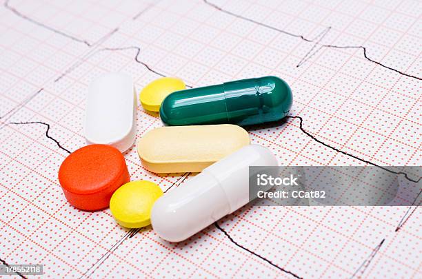 El Ecg Cuadro Con Pastillas Foto de stock y más banco de imágenes de Analizar - Analizar, Asistencia sanitaria y medicina, Azul