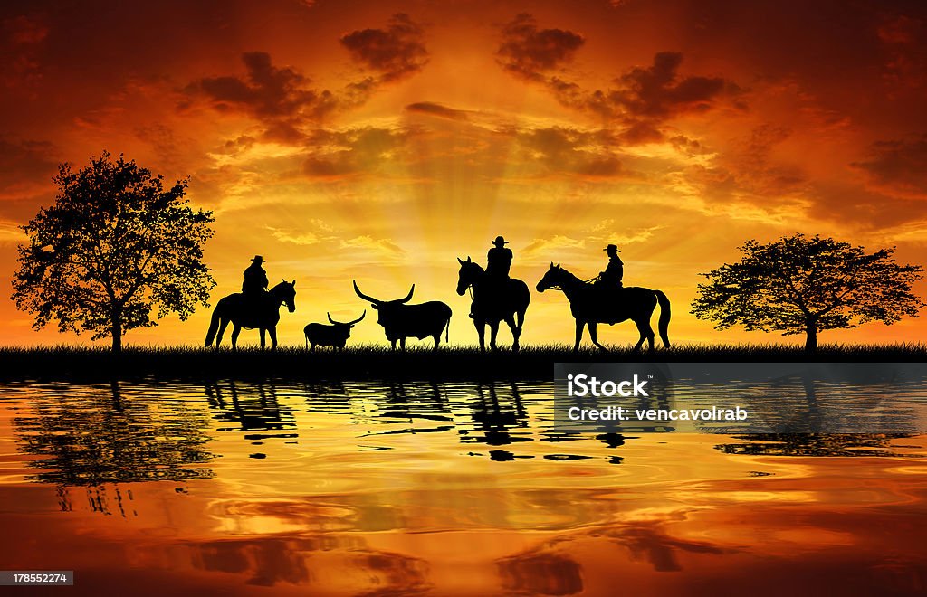 Silhueta de cowboys com cavalos - Foto de stock de Cavalo - Família do cavalo royalty-free