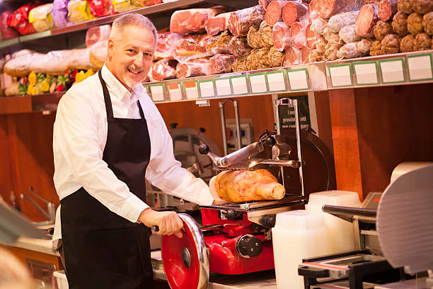 shopkeeper w pracy w sklepie spożywczym - butchers shop meat sausage store zdjęcia i obrazy z banku zdjęć