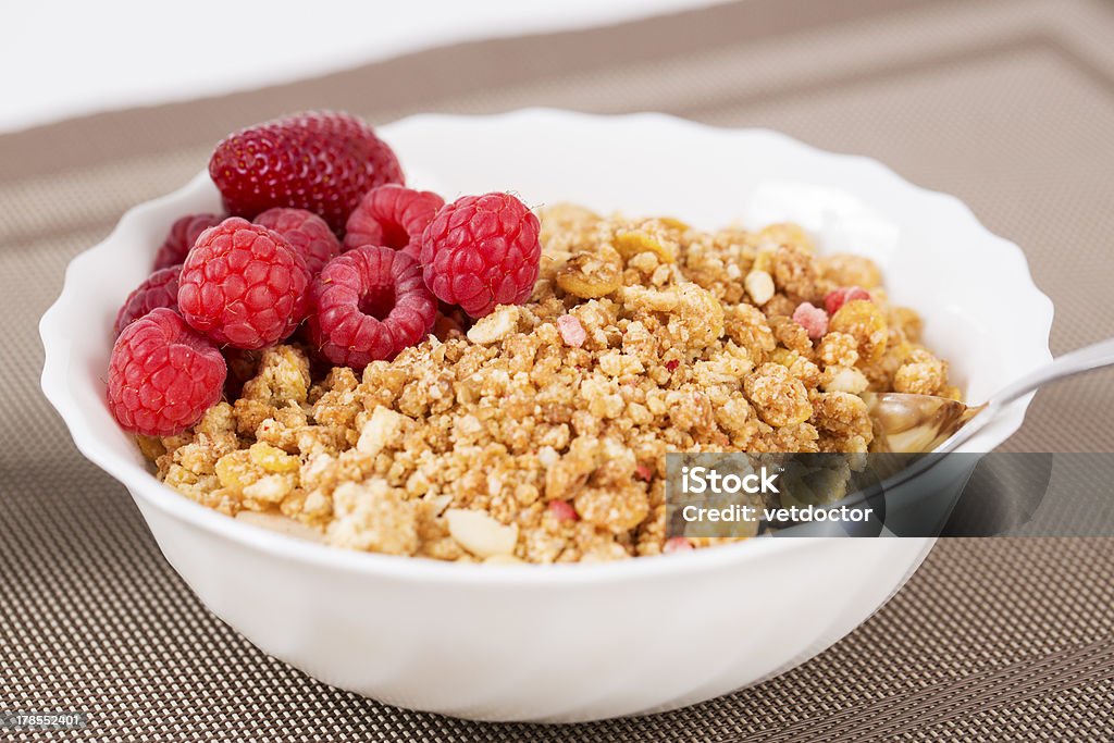 Zoomed golden céréales et fraises avec Cuillère - Photo de Aliment libre de droits