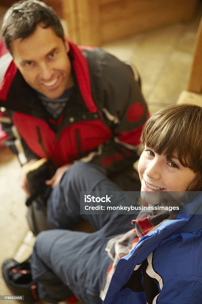 父と息子にサポートする温かな屋外の服 - 父親のロイヤリティフリーストックフォト