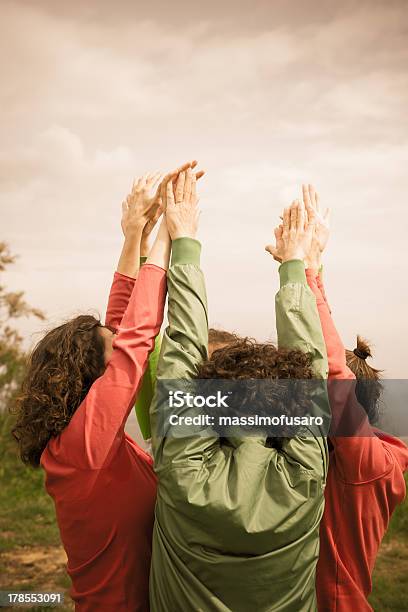 Grupo De Mujeres Practicar Yoga Foto de stock y más banco de imágenes de Actividades recreativas - Actividades recreativas, Actividades y técnicas de relajación, Adulto