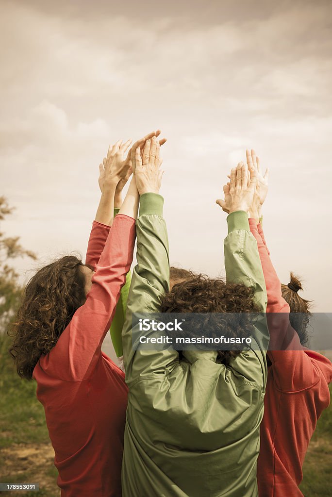 그룹 여자대표 연습 요가 - 로열티 프리 경관 스톡 사진