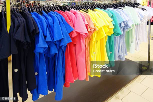 Coloridas Camisolas No Desporto Um Cabide Na Loja - Fotografias de stock e mais imagens de Algodão - Algodão, Amarelo, Armazém Comercial