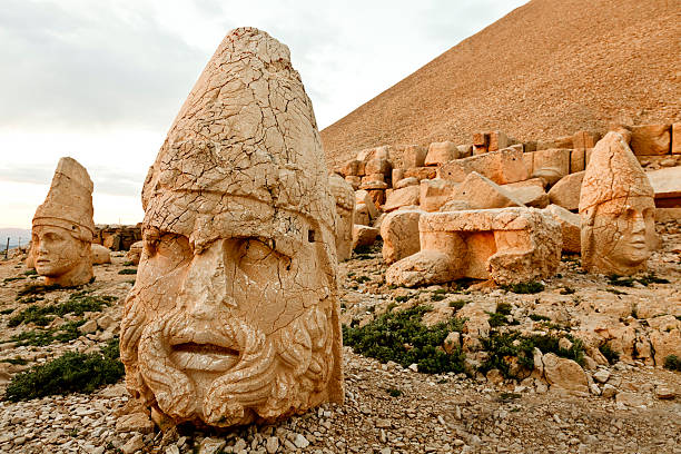 скульптуры из commagene королевства, nemrut горы - commagene стоковые фото и изображения