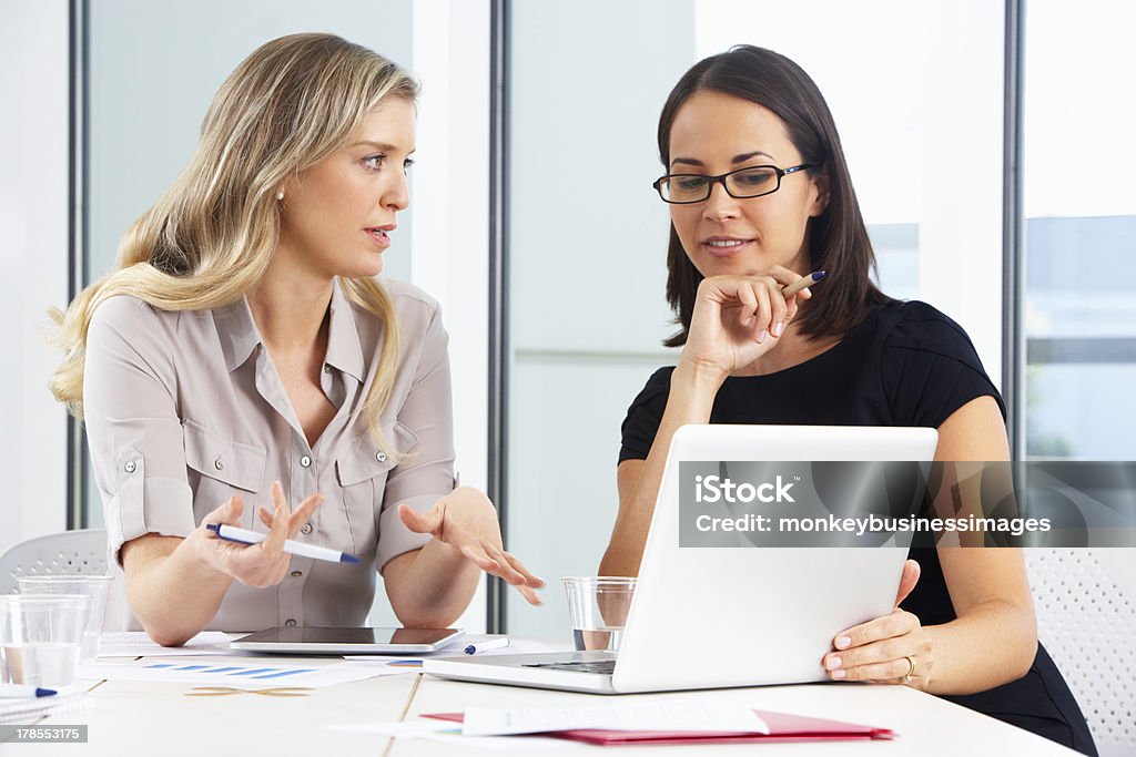 ZWEI GESCHÄFTSFRAUEN Meeting im Büro - Lizenzfrei Arbeiten Stock-Foto